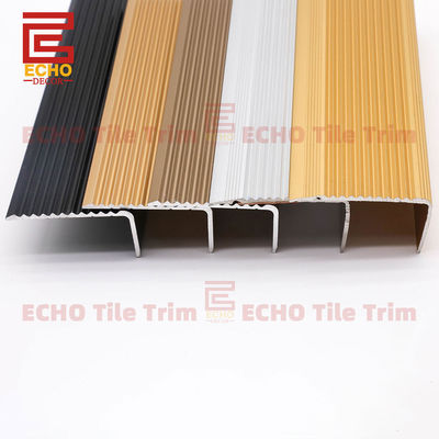 Dekoratif Siyah Metal Merdiven Burun Trim Kaymaz Vinyl Merdiven Burun Kalıplaması